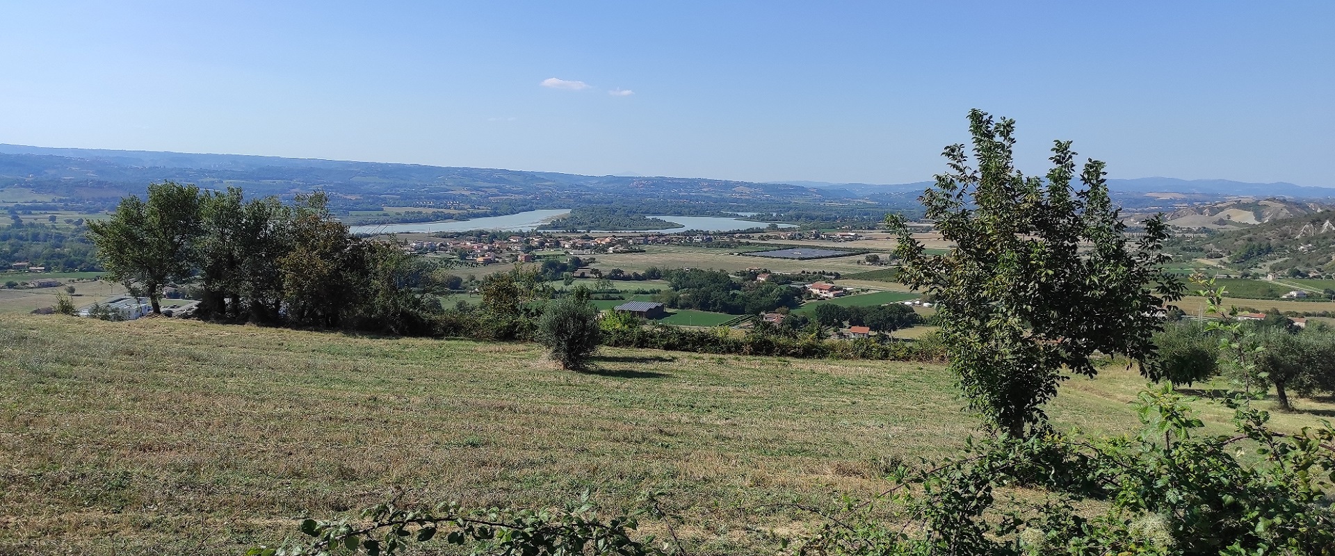 IL CASTELLO, I CALANCHI E LE CASE IN TERRA CRUDA DI ALVIANO A ZERO CO2